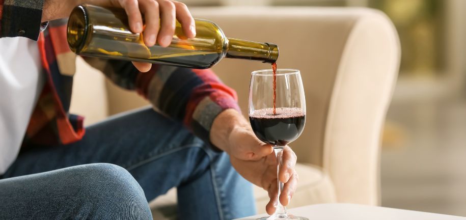 Placer en casa: los mejores vinos para disfrutar en el sofá